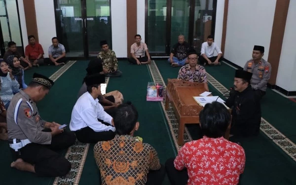 Thumbnail Tahanan Kasus Pencabulan di Ngawi Menikahi Kekasih Hati di Masjid