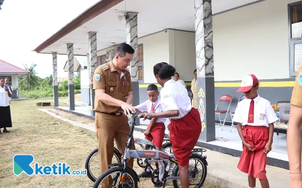 Bupati Kaimana Bagi Hadiah Sepeda di SDN 03 Krooy