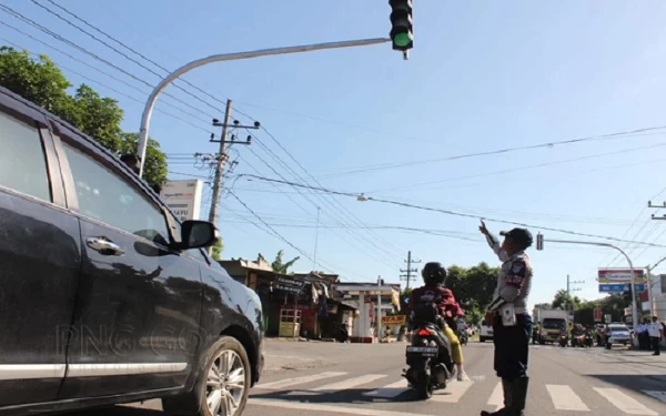 Thumbnail Berita - Dishub Ponorogo Pasang Traffic Light di Simpang Brahu, Ini Alasannya