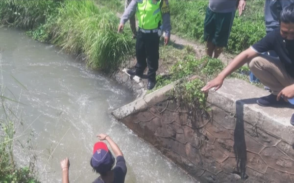 Thumbnail Berita - Main Salto di Sungai, Anak Semata Wayang Tenggelam