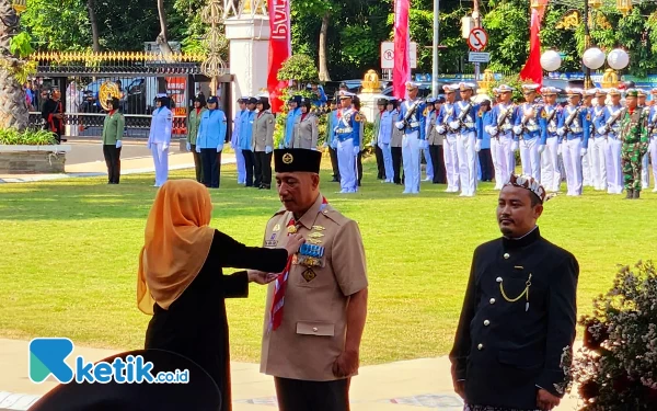 Thumbnail Khofifah Beri Penghargaan Jer Basuki Mawa Beya Emas ke Arum Sabil Ketua Pramuka Jatim