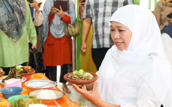 Kunjungi Kabupaten Mojokerto, Khofifah Ketagihan Menu Sambal Wader