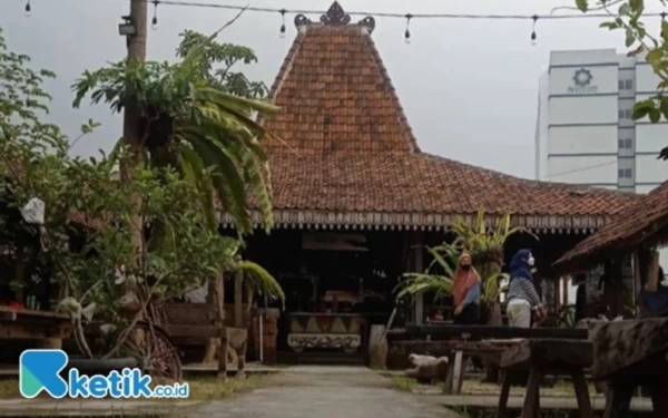 Thumbnail Tiga Kafe Surabaya Bergaya Klasik, Warga Bali Kunjungi Nomor 3