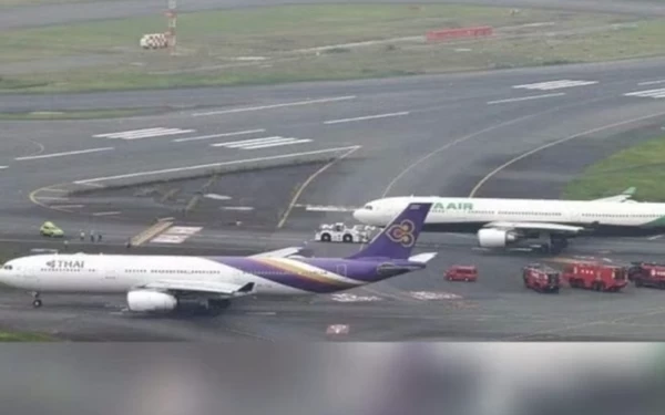 Thumbnail Berita - Dua Pesawat Bertabrakan di Bandara Tokyo, Sayap Thai Airways Patah