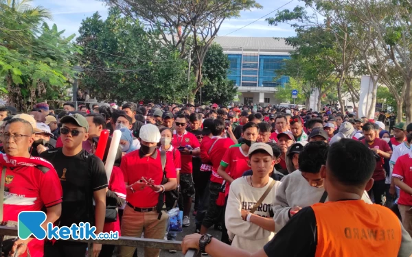 Thumbnail Anteran mengular pendukung Timnas Indonesia mulai memadati area stadion Gelora Bung Tomo, Rabu (14/6/2023). (Foto : M.Khaesar/Ketik.co.id)