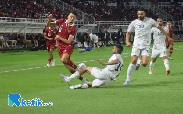 Thumbnail Ivan Jenner (dua kiri) terlihat menghindari tekel yang dilakukan bek timnas Palestina, Rabu (14/6/2023). (Foto : M.Khaesar/Ketik.co.id)