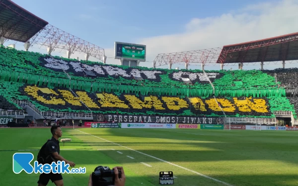 Thumbnail Spirit of Champion koreografi dari Bonek untuk mendukung tim Persebaya, Minggu (18/6/2023). (Foto : M.Khaesar/Ketik.co.id)