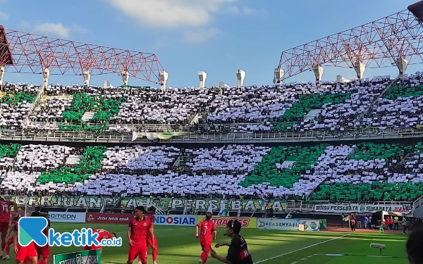 Thumbnail Koreografi yang dilakukan suporter Persebaya sangat kreatif, Minggu (18/6/2023). (Foto : M.Khaesar/Ketik.co.id)