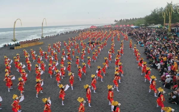 Thumbnail Berita - Event Kolosal Segoro Topeng Kaliwungu Sukses Datangkan Wisatawan ke Lumajang