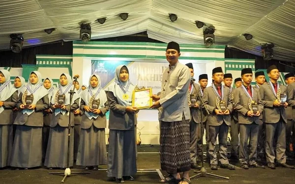 Thumbnail Wisuda PP Al Anwar, Bupati Pacitan: Jangan Berhenti Cari Ilmu