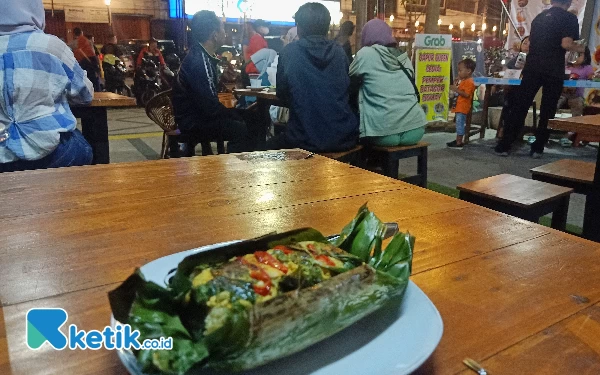 Thumbnail Kuliner Kota Malang, Enaknya Nasi Bakar di Teras Heritage Kayutangan