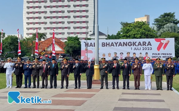 Thumbnail Berita - [Berita Foto] Momen Perayaan Hari Bhayangkara Ke-77 di Gedung Negara Grahadi