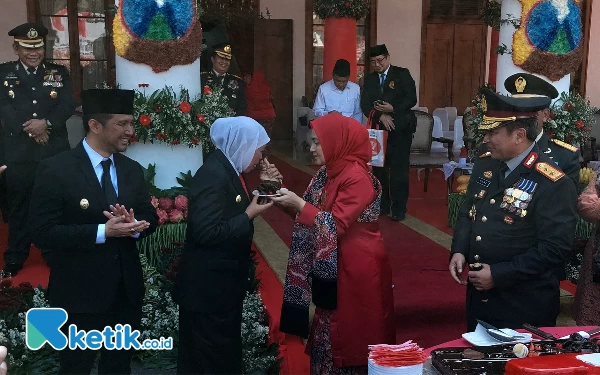 Thumbnail Gubernur Khofifah saat mendapatkan suapan pertama kue HUT Polri dari istri Kapolda Jatim Yesika Toni Harmanto, Sabtu (1/6/2023). (Foto: Husni Habib/Ketik.co.id)