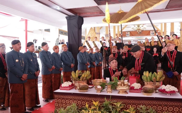 Thumbnail Berita - Pusaka Kyai Singkir dan Kyai Songgo Langit Dijamas Jelang HUT Ngawi, Dilanjutkan Larung Sukerto, Ini Tujuannya