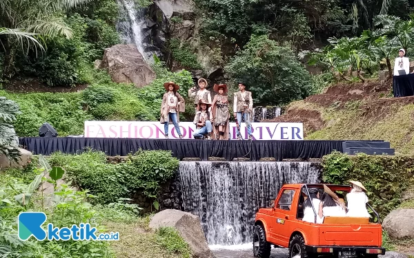 Sungai Coban Putri Kota Batu Mendadak Jadi Catwalk Fashion Show