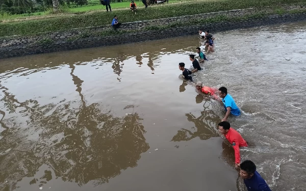 Bocah 4 Tahun Terpleset di Sungai Sampean Baru Bondowoso Ditemukan Meninggal