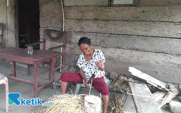 Thumbnail Mpok Atiyang, Lidi dari Bambu, dan Seikat Harapan Hidupi Keluarga