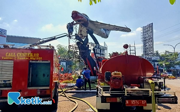 TNI AU Gandeng TACB Bersihkan Monumen Pesawat MiG 17 Fresco