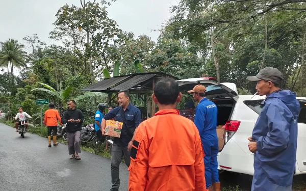 Yayasan One Care Smasa Lumajang Bantu Pipa untuk Masjid Pasrujambe