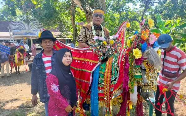 Unik, Serahkan Ijazah Kejar Paket dengan Menaiki Kuda