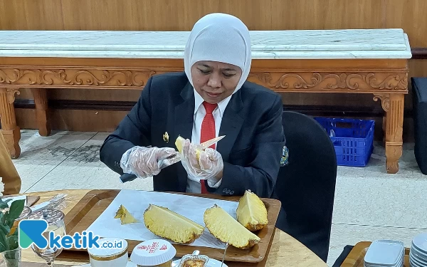 Thumbnail Berita - Sisi Unik Gubernur Khofifah, Ternyata Piawai Mengupas Nanas