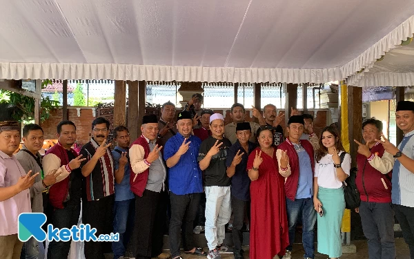 Thumbnail Rekan Media Blitar Ziarah Haji Ketua DPC Gerindra