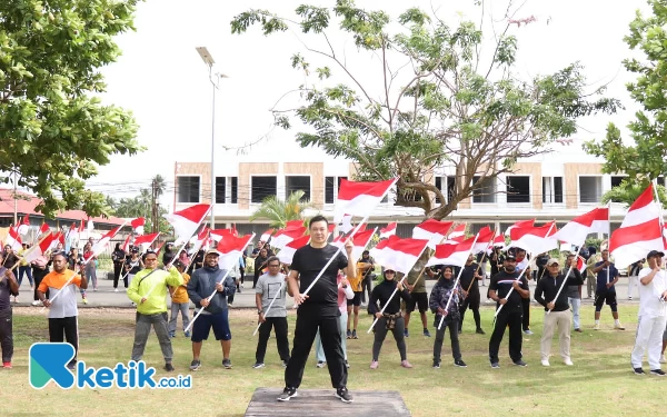 Thumbnail Berita - Bupati Freddy Thie  Launching Gerakan Pembagian Bendera Merah Putih