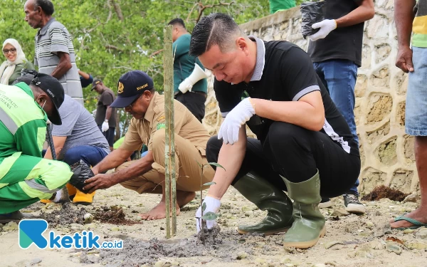 Gencarkan Kaimana Nol Sampah, Bupati Freddy Thie Tanam Mangrove dan Bersihkan Pantai