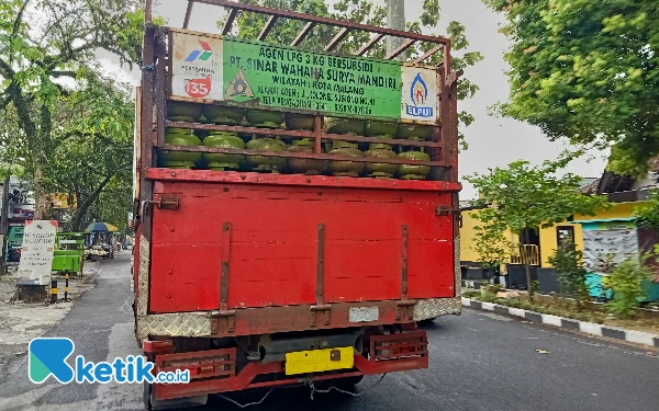 Thumbnail Berita - LPG 3 Kg di Kota Malang Kembali Langka, Warga Kesulitan untuk Memasak