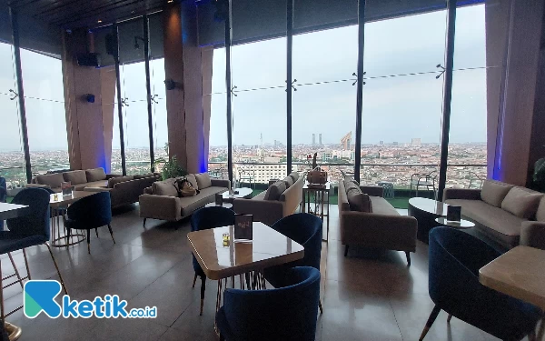 Menikmati View Premium Kota Surabaya di Previere Bar