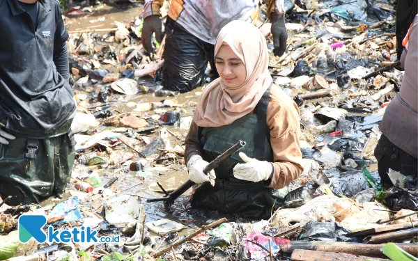 Thumbnail Hari Sungai Nasional, Kolaborasi Pemkab Bandung-Pandawara Group  Bersihkan Sampah Bendungan