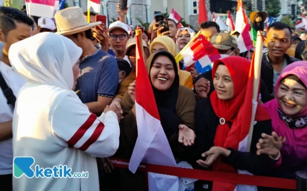 Thumbnail Gubernur Khofifah menyapa peserta Jalan Sehat 1 Muharam 1445 H bareng Gubernur Jatim (Foto: Mustopa/Ketik.co.id)