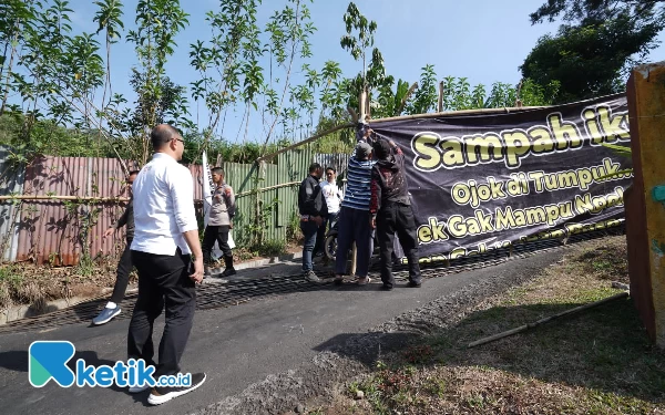 Thumbnail Pj Wali Kota Penuhi Tuntutan, Warga  Buka Blokade Jalan ke TPA Tlekung