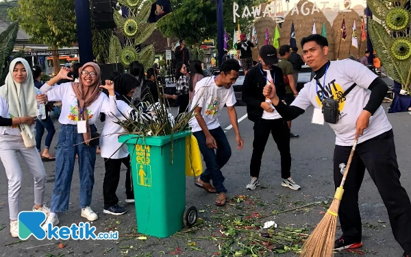 Thumbnail Puluhan Mahasiswa STKIP PGRI Pacitan Turun Langsung Bersihkan Sampah Sisa Festival Rawat Jagat 2