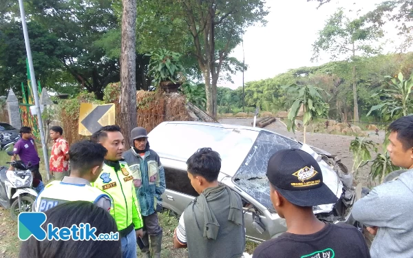 Tabung Oli Pecah, Avanza Tabrak  Pagar Hotel di Bromo