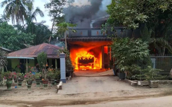 Kebakaran Rumah di Bandar Pasir Mandoge Hanguskan Mobil Pajero dan Strada Triton