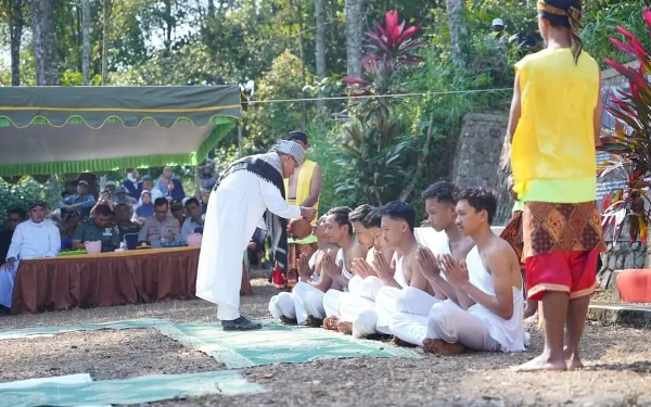 Thumbnail Berita - Bupati Pacitan Berharap Ritual Tetaken Terus Dilestarikan hingga Anak Cucu