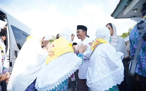 Jemaah Haji Gelombang Terakhir Tiba di Pacitan, Bupati Pacitan Sambut Kepulangannya