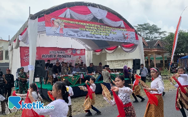 Thumbnail Ribuan Masyarakat  Antusias Meriahkan Pawai Kirab Budaya Desa Kendalrejo