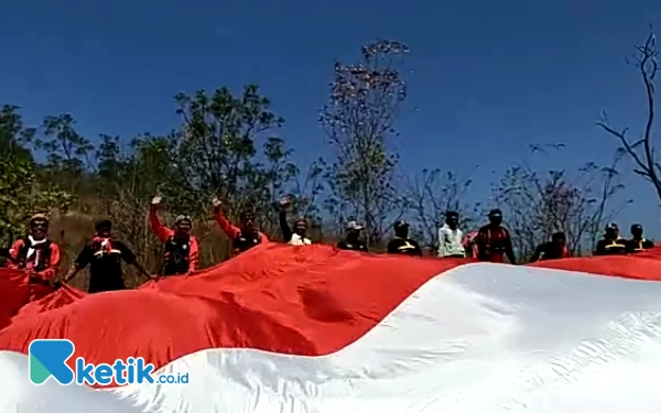 Thumbnail Berita - Komunitas Jaring 50 Bentangkan Bendera Raksasa  di Gunung Geni