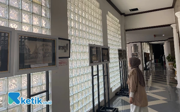 Thumbnail Awal memasuki  museum lorong yang berisikan tentang gambaran masa lalu di Surabaya. (Foto: Shinta Miranda/Ketik.co.id)