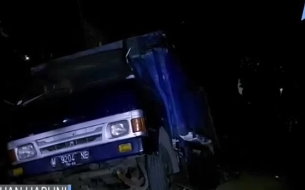 Thumbnail Berita - Angkut Ibu-Ibu Pengajian, Truk Oleng di Pasuran, 1 Lansia Meninggal