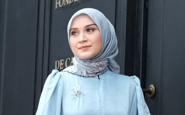 Thumbnail Berita - Sharifah Zachira, Finalis Hijabhunt 2023 yang Berani Buat Fashion Transisi, Apa Itu?