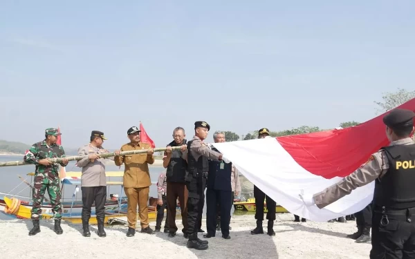 Thumbnail Berita - Seberangi Waduk Pondok Ngawi, Forkopimda Kibarkan Bendera Merah Putih di Dusun Terpencil, Ini Tujuannya