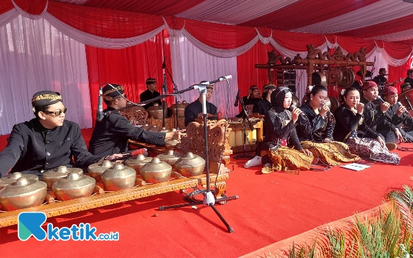 Thumbnail Penampilan grup karawitan Wilwatikta binaan Disbudpar Jatim,Kamis (17/8/2023).( Foto: Husni Habib/Ketik.co.id)