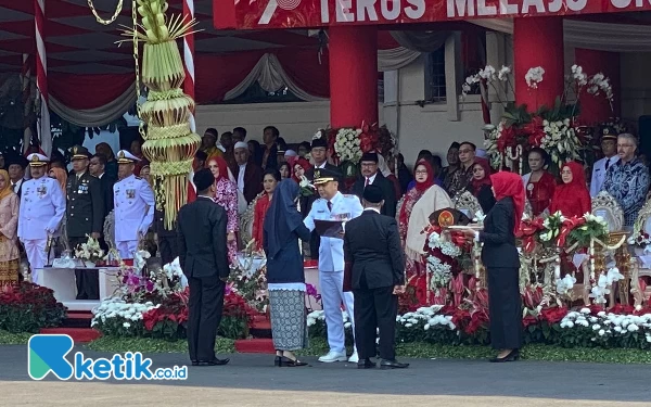 Thumbnail Penyematan penghargaan untuk ASN Kota Surabaya. (Foto: Shinta Miranda/Ketik.co.id)