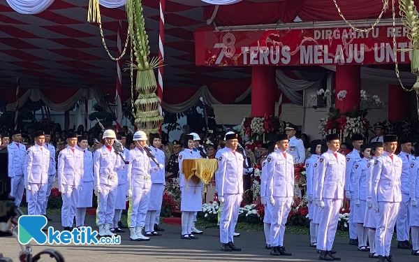 Thumbnail Prosesi Upacara di Balai Kota Surabaya dengan Inspektur Upacara Wali Kota Surabaya Eri Cahyadi. (Foto: Shinta Miranda/Ketik.co.id)