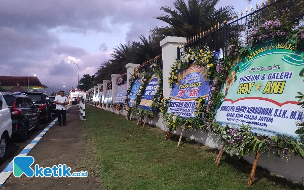 Thumbnail Ratusan ucapan berupa karangan bunga berjejer di sejumlah ruas Jalur Lintas Selatan Pacitan depan Museum.  (Foto: Al Ahmadi/Ketik)