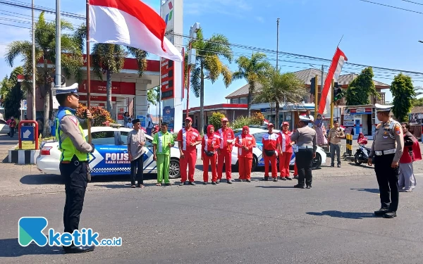 Thumbnail Ratusan Warga Bondowoso Lakukan Hormat Bendera di Tengah Jalan