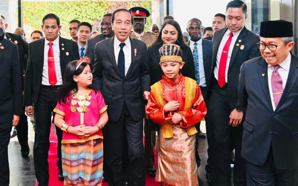 Thumbnail Jokowi disambut para pejabat kedutaan besar Indonesia di Kenya dan warga negara Indonesia di Hotel,(20/8/2023). (Foto: BPMI Setpres/Laily Rachev)